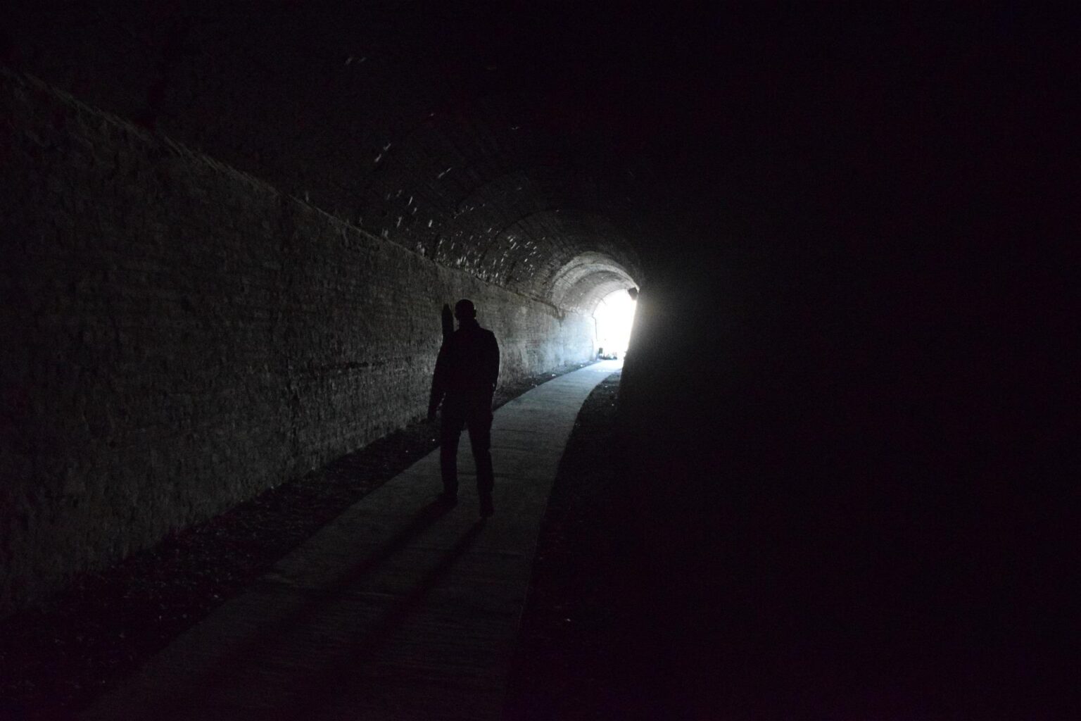 В конце тоннеля свет песня. Освещение тоннелей. Свет в конце тоннеля абстракция. Тень в туннеле. Страшная тень в тоннеля.